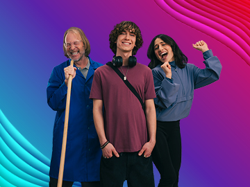 Ein Mann und eine Frau singen und ein Mann lächelt in die Kamera